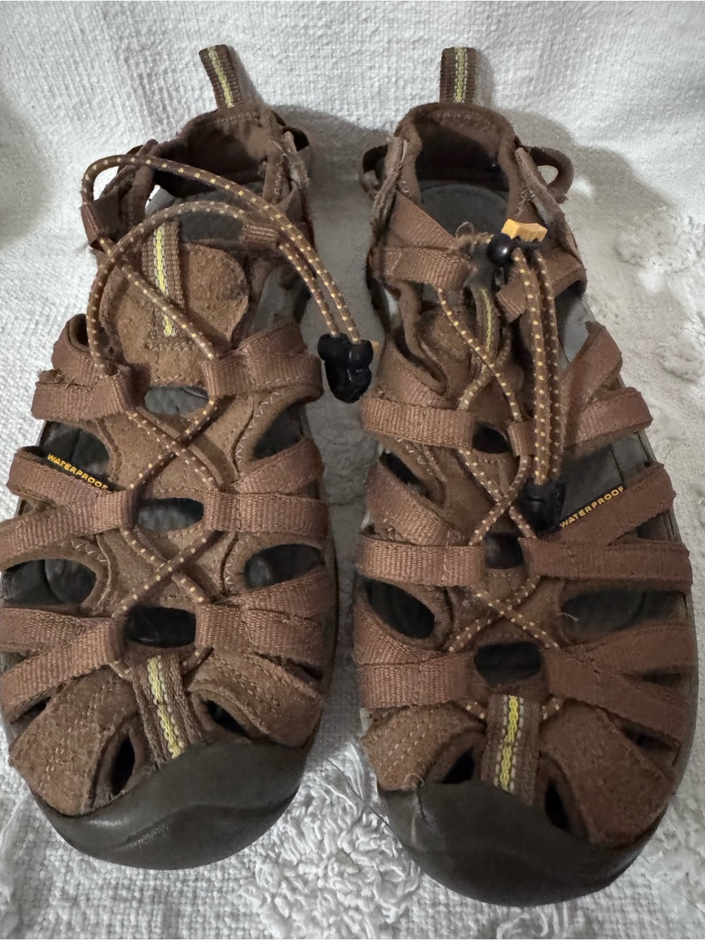 Keen Whisper Coffee Liqueur/Yellow Sandal size 9